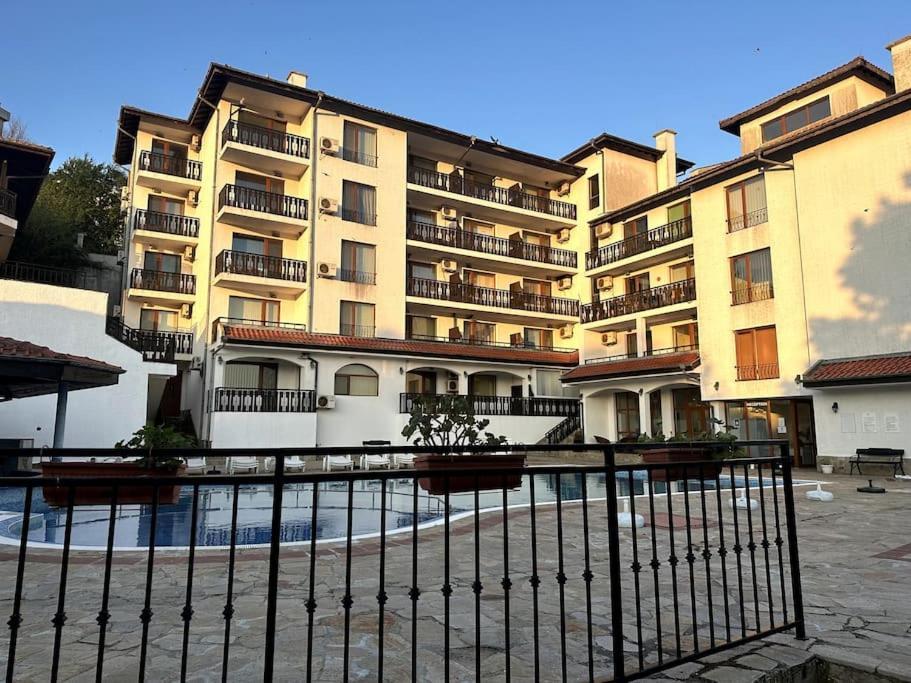 Spacious Fully Furnished Studio In Kavarna Apart Hotel Exterior foto